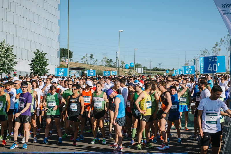 Grupo de corredores participando juntos en una carrera deportiva