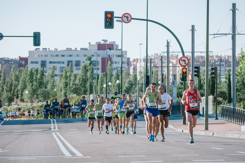Participantes corriendo en una carrera benéfica solidaria