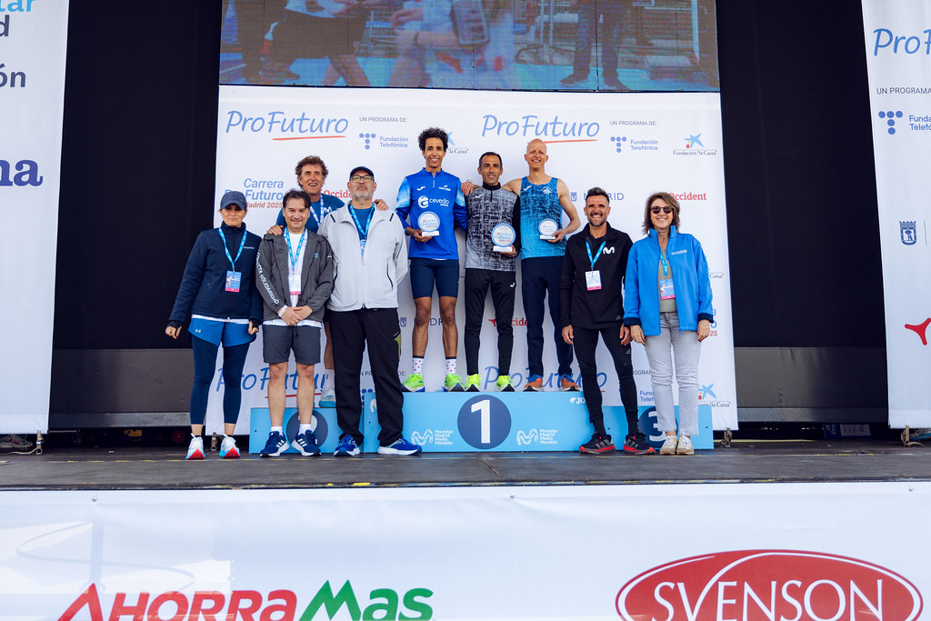 Atletas en el podio de ganadores celebrando su victoria en la competición de running