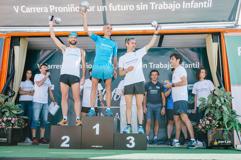 Atletas en el podio de ganadores celebrando su victoria en la competición de running